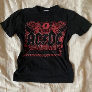 AC/DC babytee - storlek 134/140 men passar mig som har S