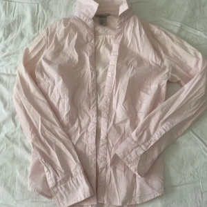 Rosa buttonup  - Söt rosa buttonup i storlek 38 från hm, skriv vid fler frågor eller bilder:)