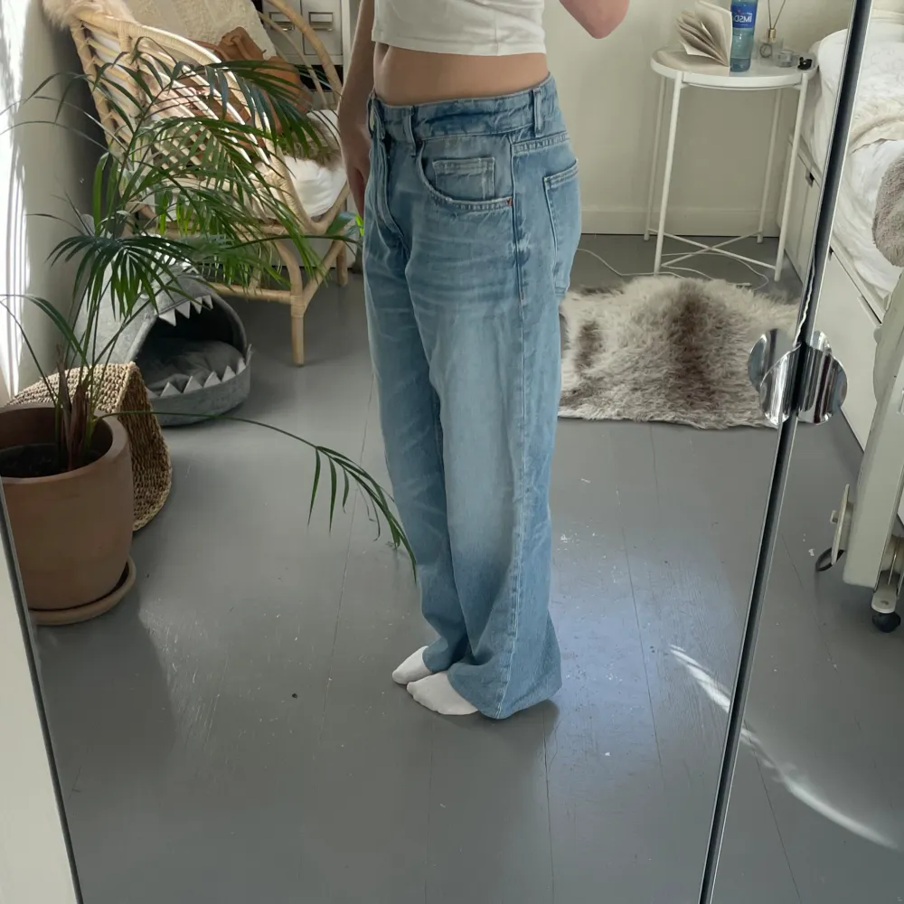 Blåa baggy jeans från Zara i storlek 38 cm💙Skriv gärna vid frågor och fler bilder☺️. Jeans & Byxor.