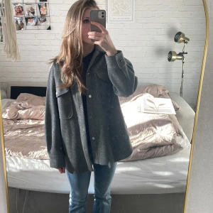 Grå kappa - En grå kappa med två fickor fram till. Helt oanvänd kappa från zara, snyggt nu till våren. Skriv gärna frågor vid funderingar!