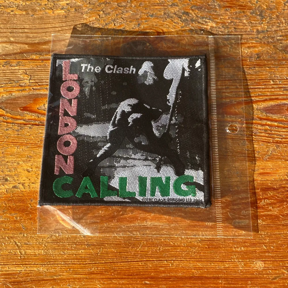 Oanvänd The Clash patch i nyskick! Motivet är London Calling albumet.  Möts helst i Stockholm, annars blir det på posten med fraktkostnaden tillagd i priset. Övrigt.