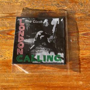 Oanvänd The Clash patch i nyskick! Motivet är London Calling albumet.  Möts helst i Stockholm, annars blir det på posten med fraktkostnaden tillagd i priset