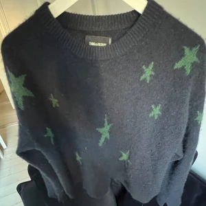 Marinblå kashmir tröja - Säljer denna marinblå kashmirtröja med mörkgröna stjärnor från zadig & voltaire💙💙 inga hål eller defekter förutom att den är nopprig vilket man kan ta bort med borste!