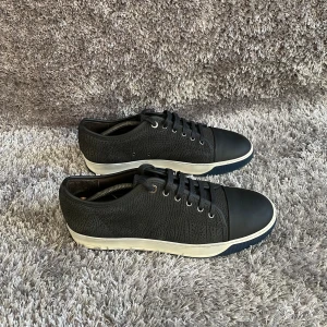 Lanvin Cap toe - svart läder  - Tja! Säljer nu dessa Lanvins i svart läder. Storlek: 43/ uk 9. Skick: 9,5/10, nyskick, bara testade någon gång. Nypris: 4500kr. Endast skor tillkommer. Koraners mig för fler bilder eller info!