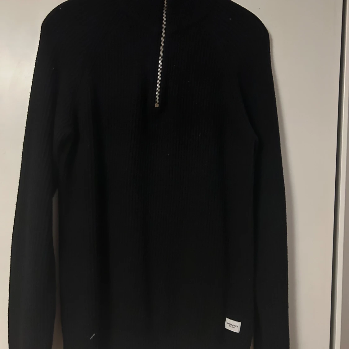 Svart stickad halfzip