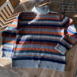 tjockare stickad morfar tröja i murrigare färgskala inköpt secondhand, endast använd en gång utav mig :) Inga defekter och bra skick, lite nopprig på vissa ställen