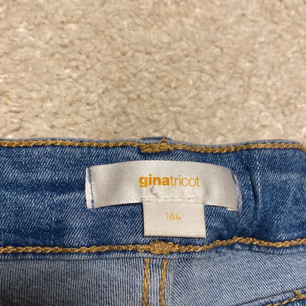 Säljer dessa Gina Tricot jeans. Har sytt upp dem lite och skulle säga att de kanske passar någon som är ca 155 lång. Hör av dig om du har fler frågor 💕. Jeans & Byxor.
