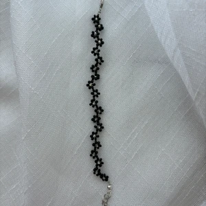 Handgjord armband 🤍 - Blommigt armband i svart färg, tillgängligt i grön, gul, blå, vit och rosa .