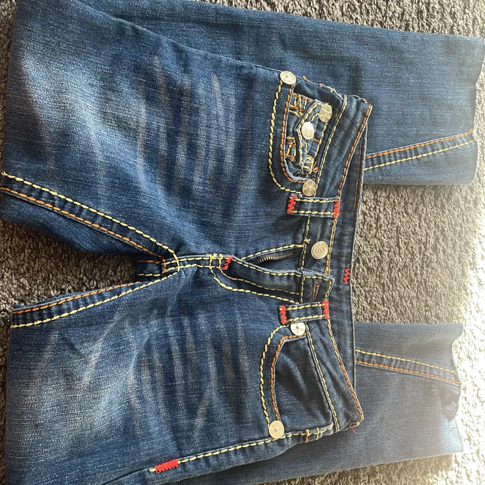 suuuper fina bootcut true religion jeans, storlek 24/5 💋  sitter jätte fint och är ganska lågmidjade 💋⭐️ köpte för 850⭐️  skriv för fel bilder, priset kan diskuteras . Jeans & Byxor.