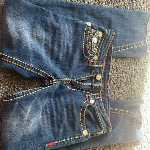suuuper fina bootcut true religion jeans, storlek 24/5 💋  sitter jätte fint och är ganska lågmidjade 💋⭐️ köpte för 850⭐️  skriv för fel bilder, priset kan diskuteras 