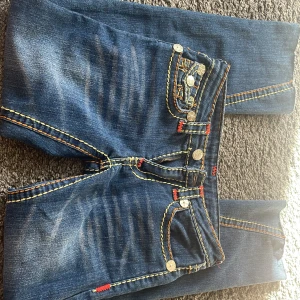 TRUEYS!!⭐️ - suuuper fina bootcut true religion jeans, storlek w26 men tror dom passar 25/27 oxå  💋  sitter jätte fint och är ganska lågmidjade 💋⭐️ köpte för 850⭐️  skriv för fel bilder, priset kan diskuteras   nästan helt oanvända oxå 