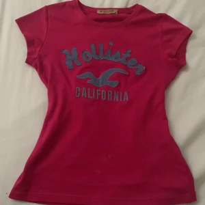 hollister t-shirt - sååå fin hollister t-shirt, står storlek M men passar jättebra på xs-s oxå! inga defekter alls jättebra skick.