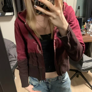 Cool kofta - Unik kofta med tiedye detalj nedtill🎀 Står storlek M men skulle säga att den passar S och Xs! Svarar gärna på frågor om mått, prisförslag osv❤️