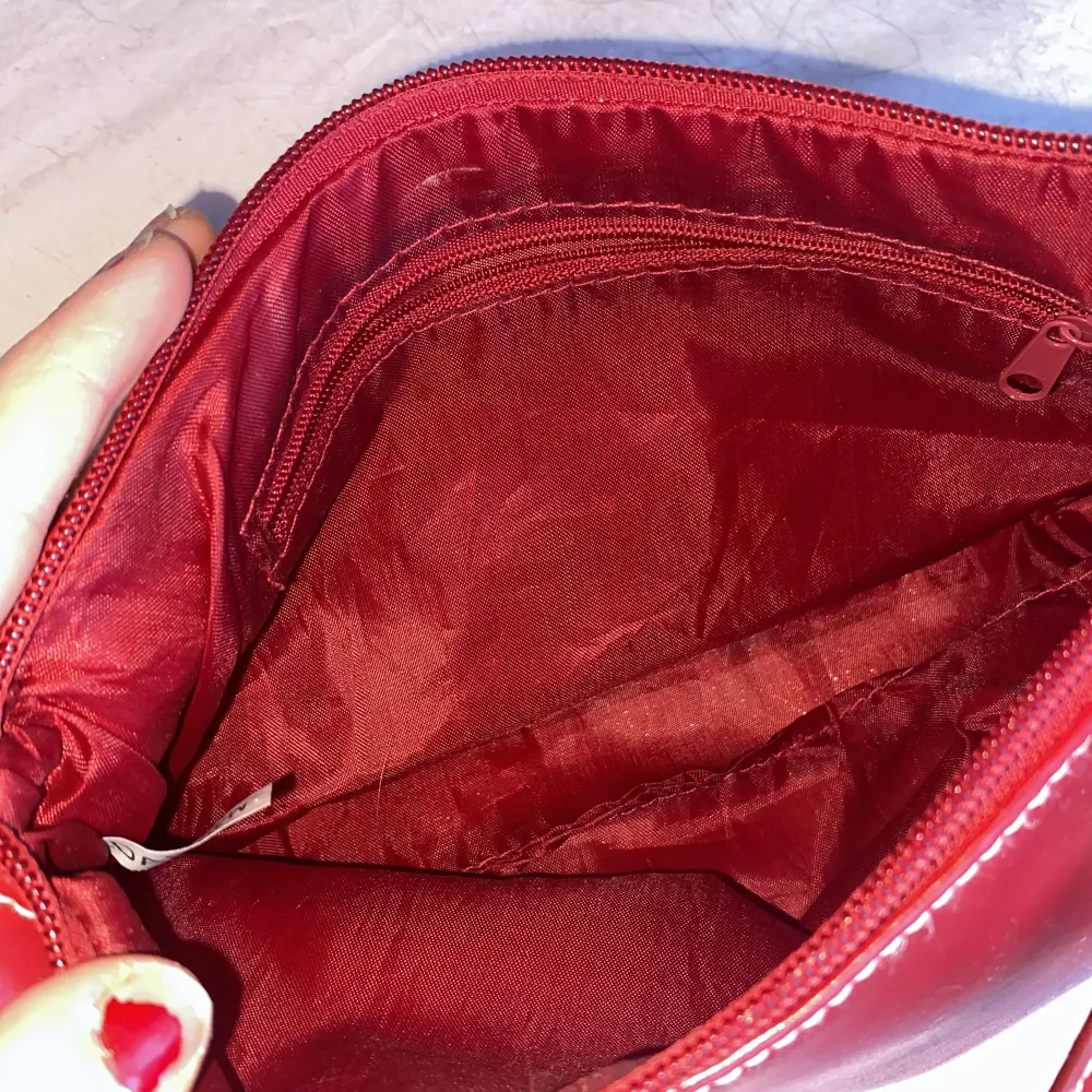 supergullig röd handväska som inte kommer till användning! Köpt secondhand för längesen ❤️. Väskor.