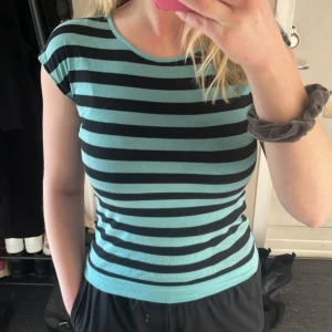 Randig t-shit  - Fint skick.