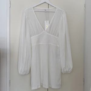 Vit klänning till studenten - Superfin vit klänning från Only! Tänkte ha den som studentklänning men hittade en annan :)  Storlek S men är något stor i modellen så skulle säga att den även passar M. Alla lappar finns kvar, aldrig använd utan endast testad. Köptes för 359kr. 