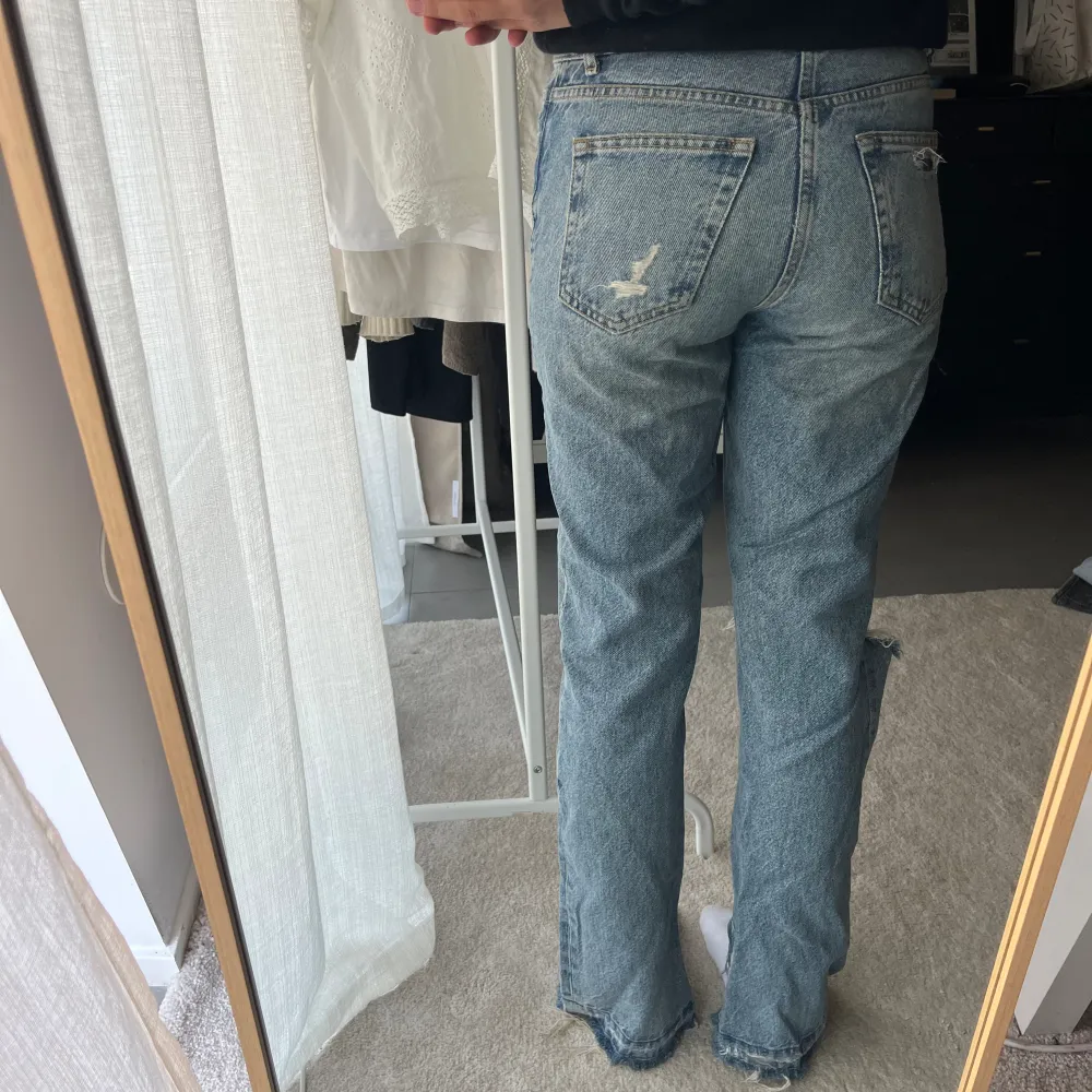 Raka jeans från Zara med så coola detaljer! Knapparna!😍 . Jeans & Byxor.