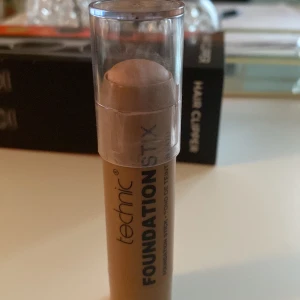 Technic foundation stick - 10kr frakt! Vet inte varför det kommer stå free shipping. Har bara blivit använd två gånger med väldig mycket produkt med billig pris🫶🏻