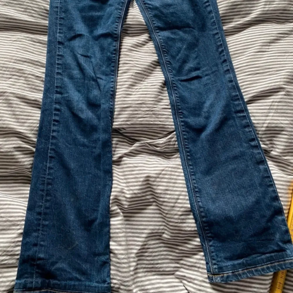 Super fint skick!  Skriv privat för mått😊 Levis jeans som är låg midjade och bootcut. Jeans & Byxor.
