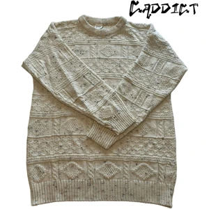 Vintage stickad tröja  - - En fin vintage stickad tröja - Färgen är mestadels vit - Storleken L-XL - Tveka inte att ställa frågor om plagget 