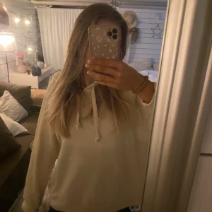 Kashmir liknande hoodie - Säljer min hoodie som både ser ut och känns som Kashmir den är ifrån design by si💗💗aldrig använd så är i nyskick