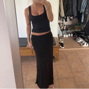 Långkjol  - Skitsnygg svart lågmidjad långkjol med slitsar på vardera sida från hm! Bra längd på mig som är 168cm! ☺️☺️säljer då jag har en annan. 