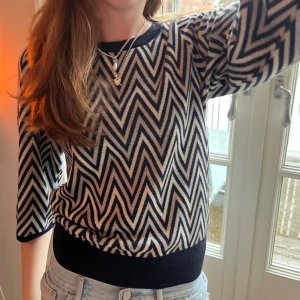 Sicksack tröja - Kortärmad tröja från Neo Noir med missonimönster💖💘 använd endast ett fåtal gånger🩷