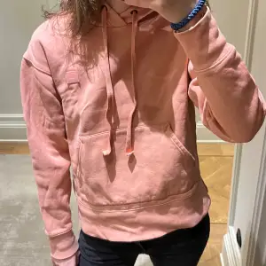 Säljer denna rosa acne hoodie. Köpt för nått år sen, säljer för att den är lite kort🩷🩷🩷