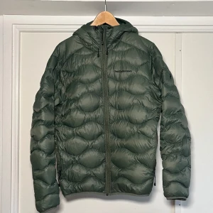 Helium Down Hood Jacket - Peak Performance - Skick: 9,5/10 Dunjacka. Lagom till höst, vinter och vår. En riktigt fin och bra jacka i väldigt bra kvalitet!