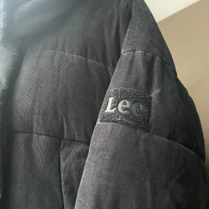 Vinterjacka - Säljer denna svarta vinterjacka i Manchester från Lee.  Storlek: Xs Skick: Använt skick Pris: 200kr