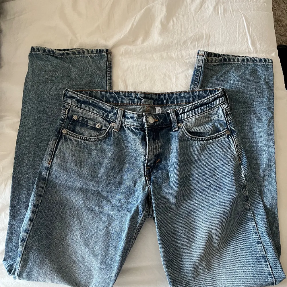 Blåa lågmidjade jeans från weekday, de populära arrow. I Lågmidjade jeans i väldigt bra skick, bara använda nån gång. Storlek midja 28 och längd 32. Jag är 162. . Jeans & Byxor.