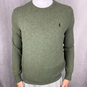 Skön pullover från Ralph lauren i toppskick, 100% merinoull. Modellen på bilden är 185 och bär storlek M