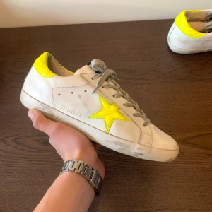 Golden Goose skor - Sjukt snygga o unika (äkta) golden goose superstar skor i storlek 42 sitter 0.5 storlek större. Riktigt fint skick: 9.4/10. Har äktenhetsbevis. Riktigt bra pris eftersom att nypriset är över 4000 kr och denna colorway är i princip omöjlig att hitta! 
