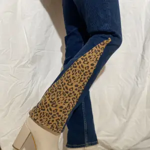Super snygg & strechiga jeans med inslag av leopard! 🐆🐆🐆 Skriv för fler bilder🤎