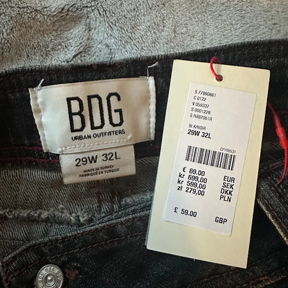 Skit snygga jeans från Urban outfitters, helt nya med prislapp, storlek 29/32. Midjemått 40, innerbenslängd 78. Jeans & Byxor.