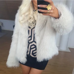 Pälsjacka  - Fin pälsjacka från vero moda som endast är använd ett fåtal gånger så i nyskick. Jag köpte den här på plick med den passade inte riktigt mig så säljer vidare. Nypris 900kr