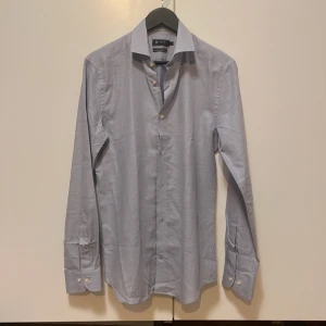 Oanvänd skjorta - Oanvänd skjorta i M super slim fit. 