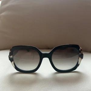 PRADA sunglass - Säljer mina solglasögon som är i nyskick. Putsduk, fodral sant tygpåse medföljer.