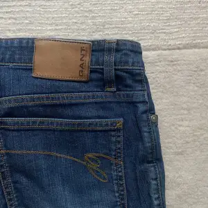 Supersnygga raka mid-waist jeans köpta second hand💌 Var uppsydda när jag köpte men har sprättat upp och passar nu mig som är 160 i längden