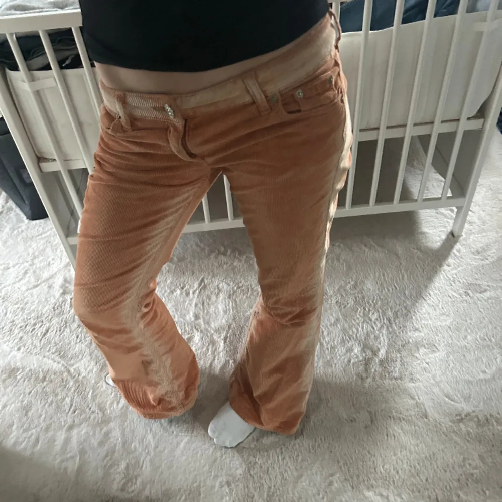 Intressekoll på dessa så fina orange bdg byxor! Kom privat för frågor🔥. Jeans & Byxor.