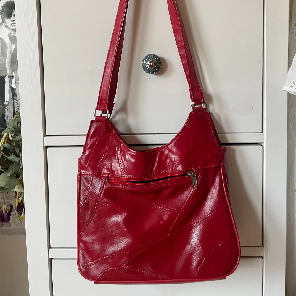 Fin, röd handväska. Minimalt slitage som påvisas på bilden, stark röd färg och rymmer det mesta! . Väskor.
