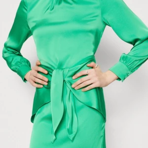 Helt ny klänning från Vila  - Helt ny klänning endast provad, så alltså i toppskick,klänningen gå att ha med bandet lite som man vill,både i fram och bak😀jättefräsch sommarklänning🩷säljer pga att den är för stor för mig. Skriv gärna för fler bilder.nypriset var 499kr 