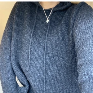 Stickad hoodie🖤🙌 - Den är mörkgrå och inte blå som ser ut på bilden! (Lånade bilder)💙sparsamt använd. Pris kan diskuteras 