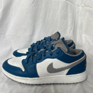 Jordan 1 low - True Blue Cement Grey/White UK 6/ str 39-40 (passar både tjej/kille) Bra skick, hela och rena i kartong. Köpta sommaren 2023 på Kershkicks för 1800;- (exkl tull). Säljs nu då jag behöver en större storlek. Frågor - bara att höra av sig! 