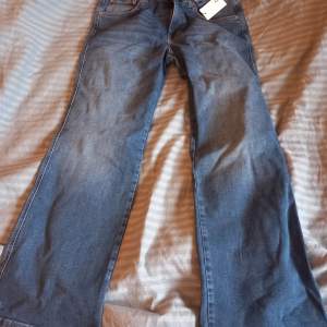 Jättesnygga blå jeans från lager 157. De är aldrig använda och en del av dragkedjan är trasig (se bild). (Jag fick hem jeansen med trasig dragkedja när jag hade beställt dem)