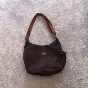 Superfin longchamp väska i jätte fint skick💗 det är en liten fläck på utsidan som syns på sista bilden