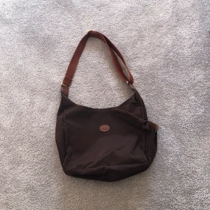 Longchamp väska  - Superfin longchamp väska i jätte fint skick💗 det är en liten fläck på utsidan som syns på sista bilden