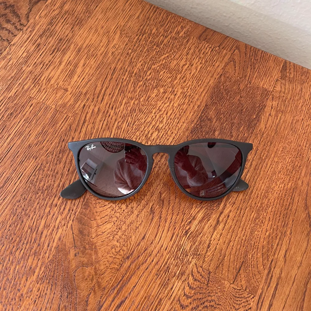 Säljer ett par klassiska Ray-Ban solglasögon. Köpta för länge sen men har inte används på flera år då jag inte tycker de passar mig längre. Säljer dessa nu för 600 kr🕶️☀️💐. Övrigt.