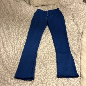 Mjukisbyxor  - Blå mjukisbyxor. Köpt på sellpy men aldrig använt själv.💕