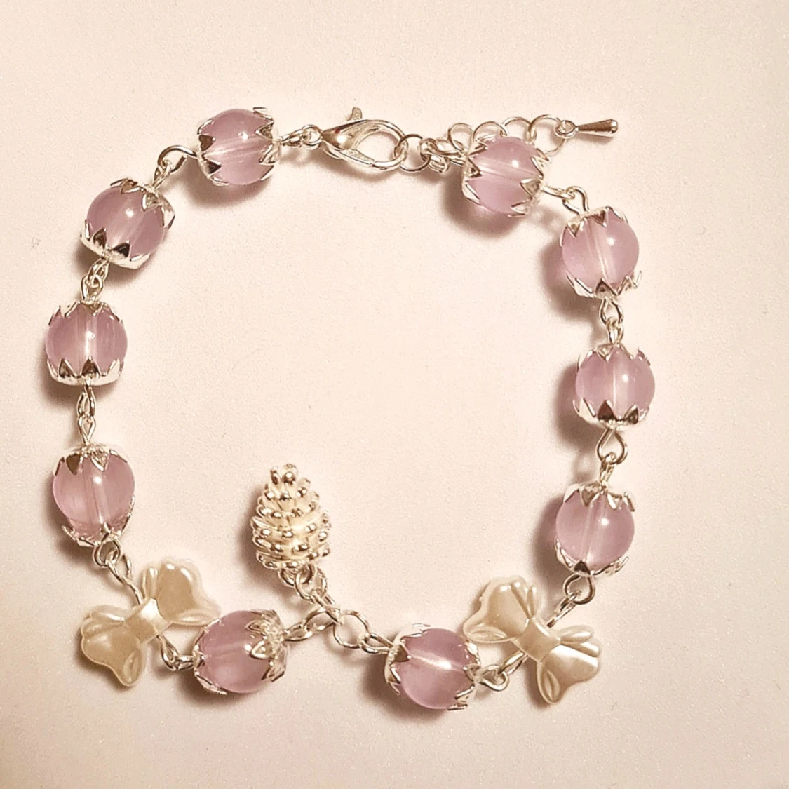 Ljuslila armband med silverdetaljer